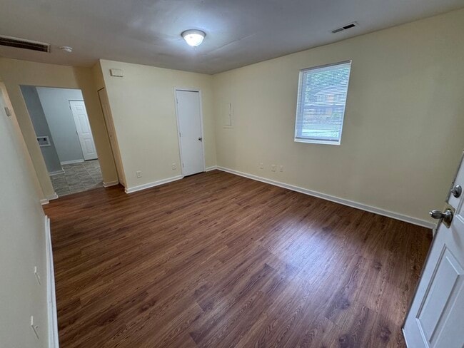 Building Photo - Description: Adorable one bedroom on secon...