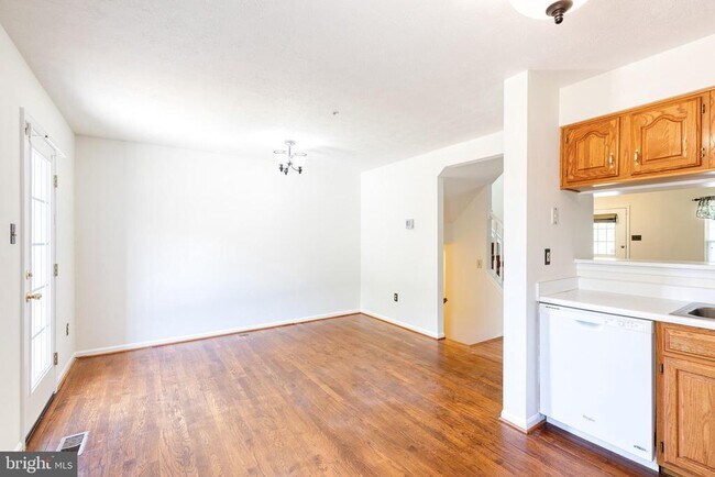 Building Photo - 6 Sandview Ct