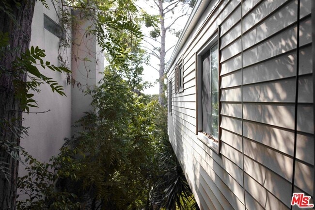 Building Photo - 1112 Montecito Dr
