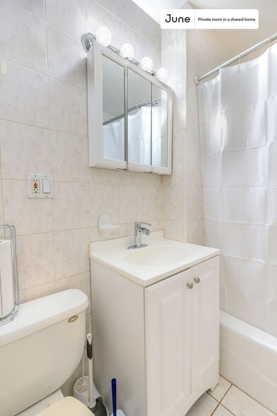 Building Photo - Room in Shared 3 bed/1 bath home