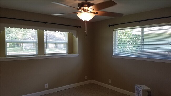 Building Photo - 11123 Hazelhurst Dr