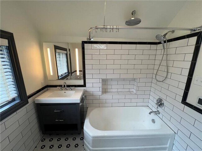 Building Photo - 127 Westland Dr