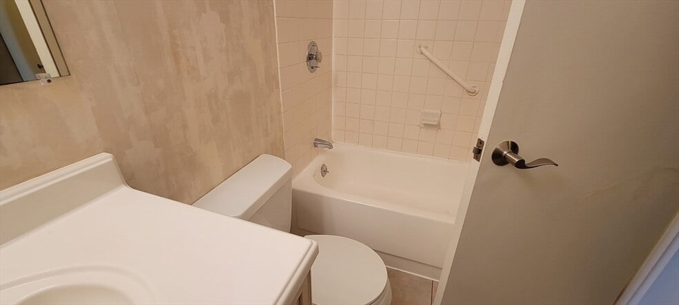 Building Photo - 99 Pond Ave