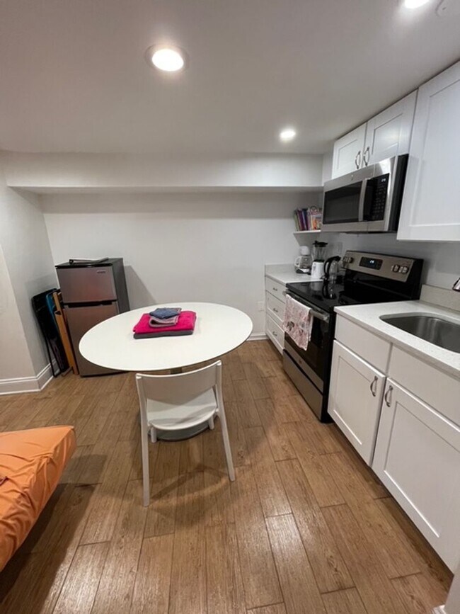 Building Photo - Stylishly Renovated 3 bedroom, 2.5 bath wi...