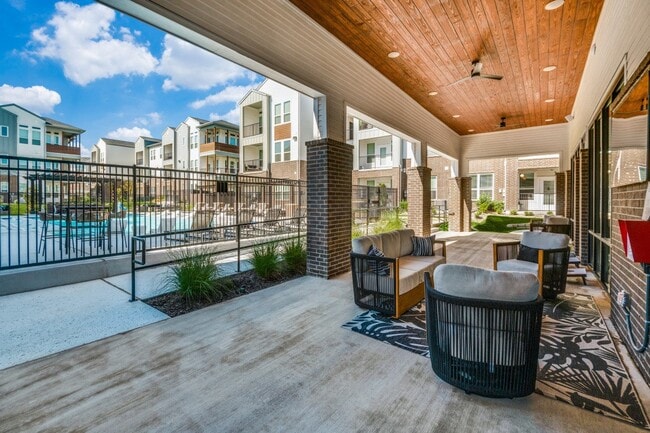 Building Photo - 2201 Creekview Dr.