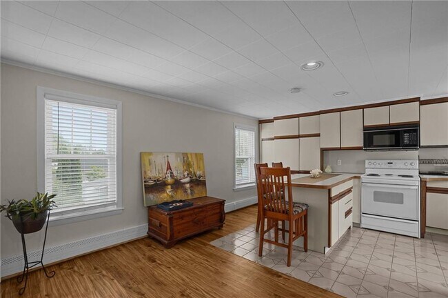 Building Photo - 8 Family Ln