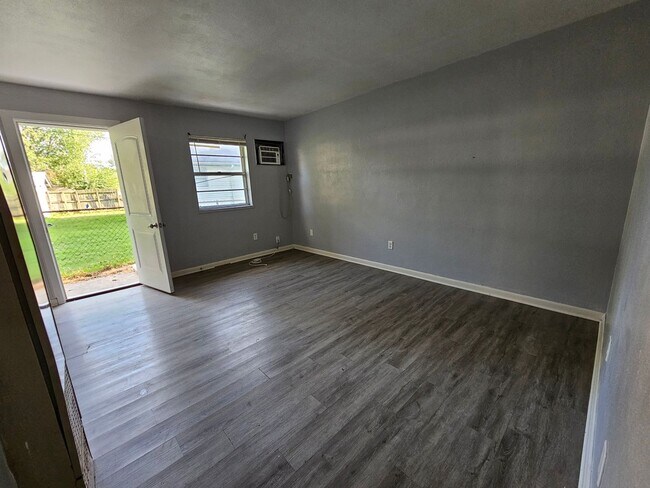 Building Photo - Hall Street