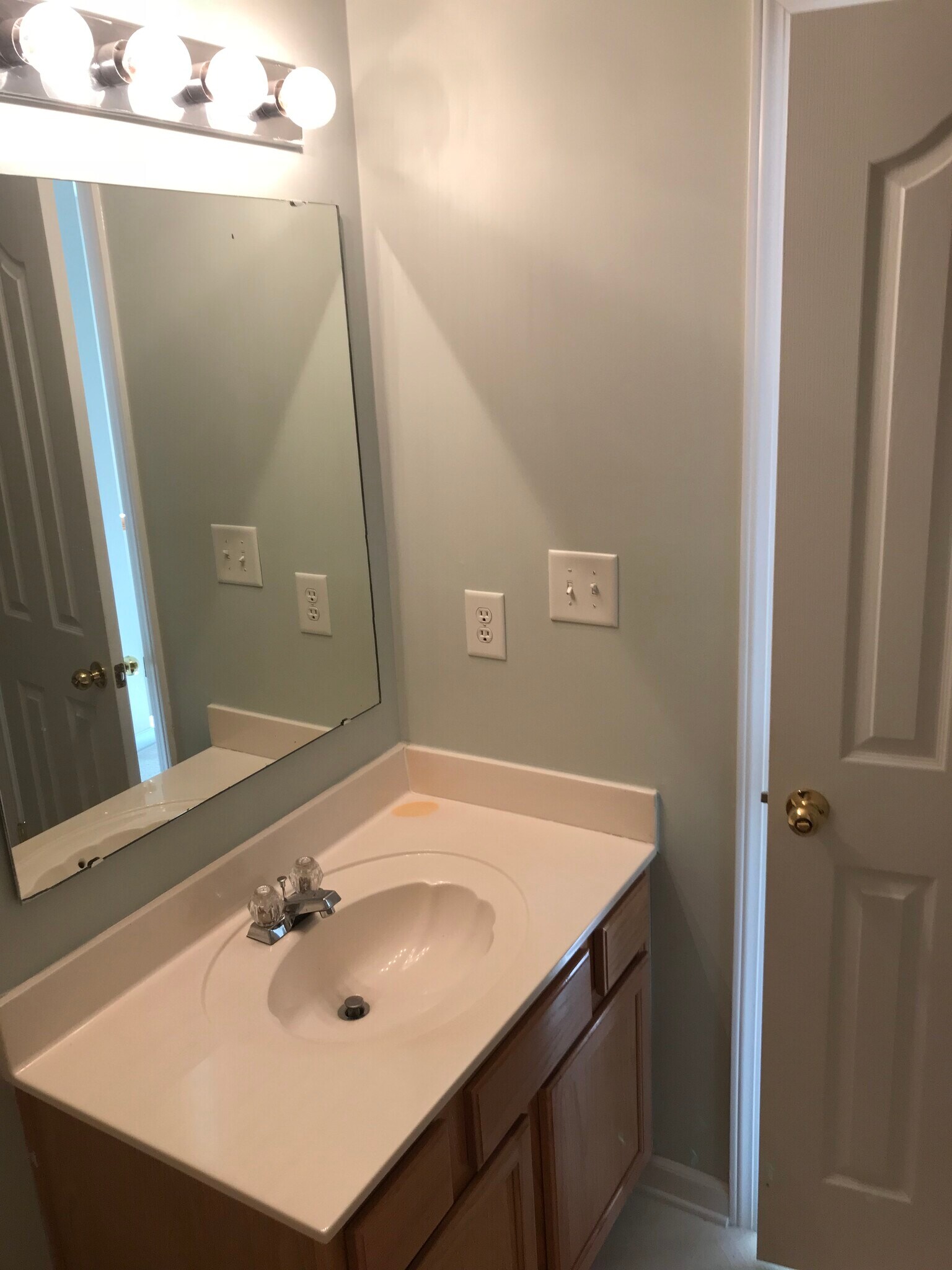 UPSTAIRS GUEST BATH - 2808 Cougar Hill Ct