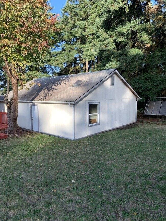 Building Photo - Smart Living, Smart Choice - manufactured 3bd/2Ba home w/detached garage!