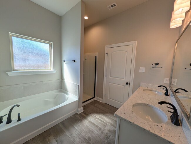 Building Photo - Legacy Pointe 3/3 Charmer