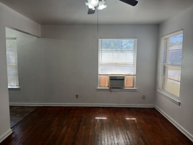 Building Photo - Avon 3019-3021