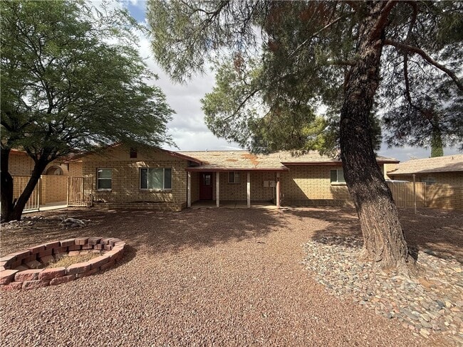 Building Photo - 760 Crestwood Dr
