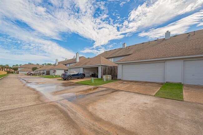 Building Photo - 1439 El Camino Village Dr