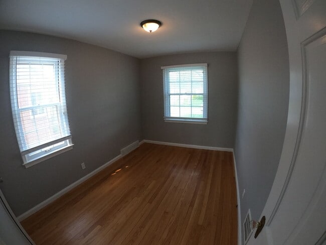 Building Photo - 3 bed 2 bath Berkley bungalow with garage ...