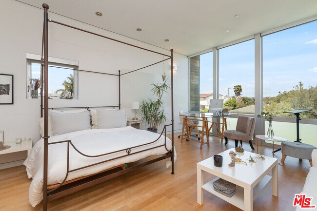 Building Photo - 716 Brooks Ave