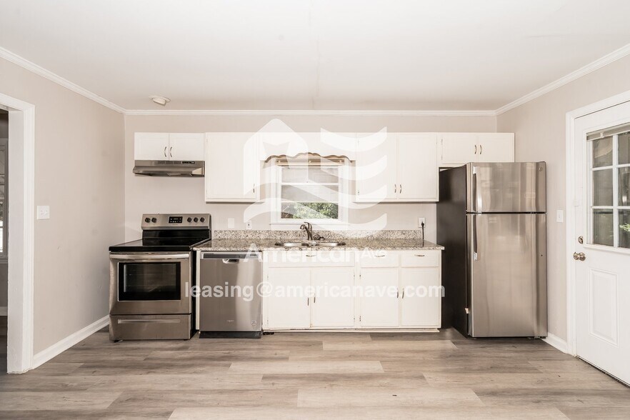 Building Photo - 3054 Somerset Dr