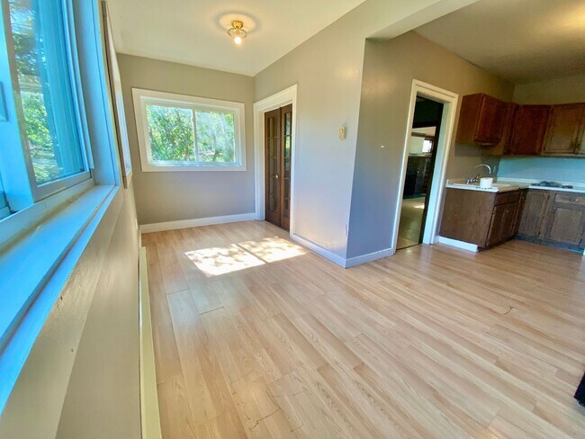 Building Photo - 2016-2018 E 6th Street