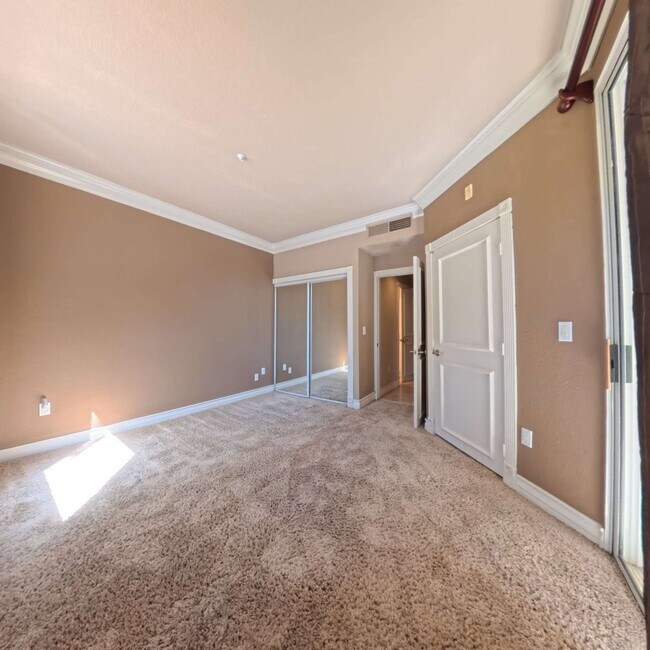 Building Photo - Luxury Mid-Rise | Guard Gated | Underground Garage Area | Resort Style Amenities