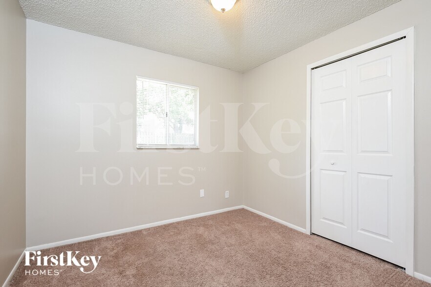 Building Photo - 2813 Kenyon Ave