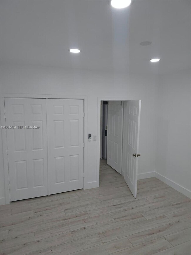 Building Photo - 14410 NE 5th Pl