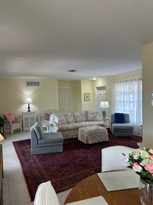 Building Photo - 1220 Lakeside Dr