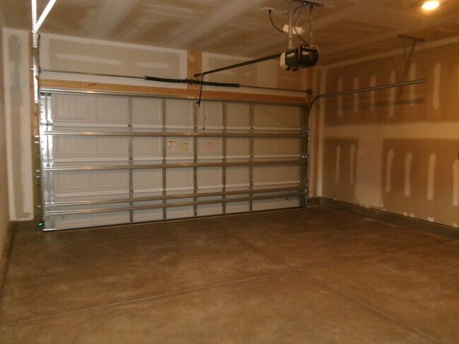 Building Photo - New pond view 5 bedroom, 3 bath home in Cl...