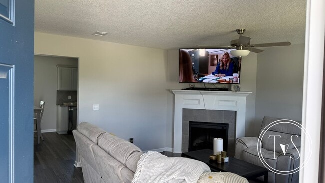 Building Photo - RATE DROP ALERT (was $2600/month) and SUMM...