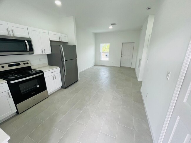 Building Photo - Bright & Modern 2 Bed-1 Bath Pet-Friendly Home in Desirable Lehigh Acres!