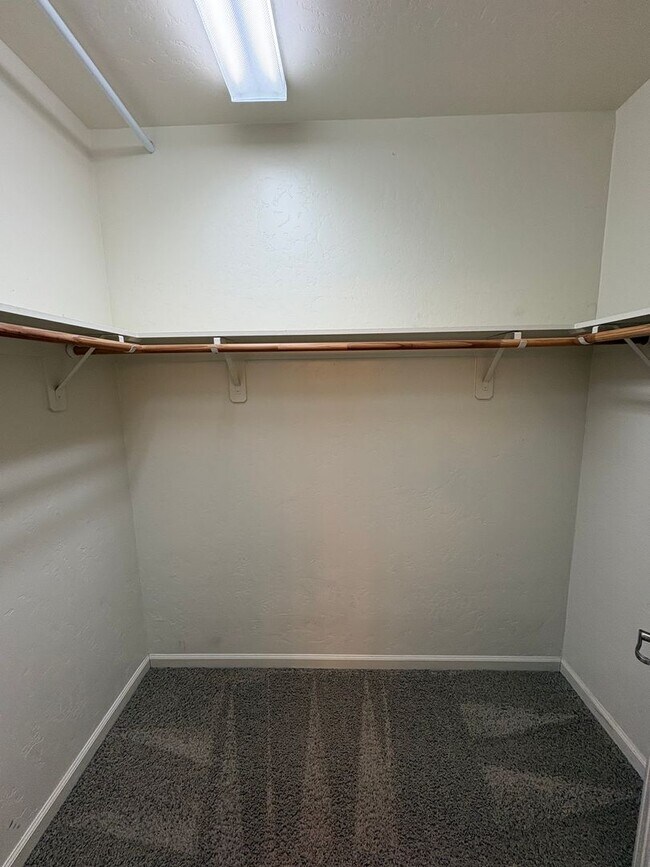 Building Photo - Lovely home available now!