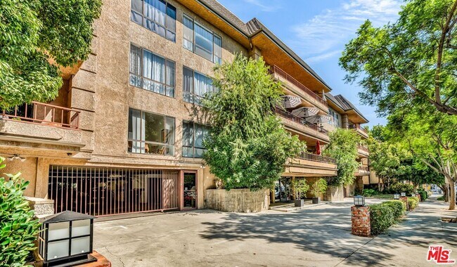 Primary Photo - 1124 Kings Rd