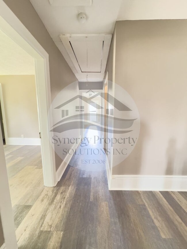 Building Photo - LARGE CRESTLINE HOUSE