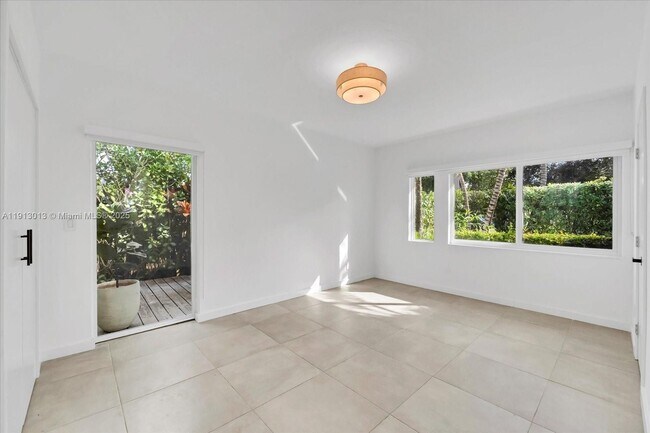 Building Photo - 863 NE 90th St