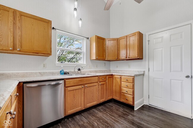 Building Photo - 6626 Crossbridge Dr