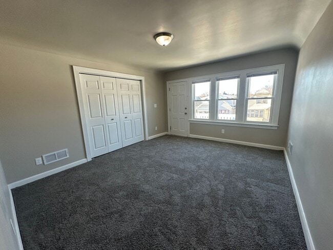 Building Photo - Large Open Concept 5BR/2BA Rent to Own Home