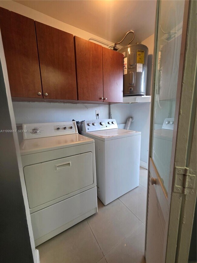 Building Photo - 2832 SW 37th Ave