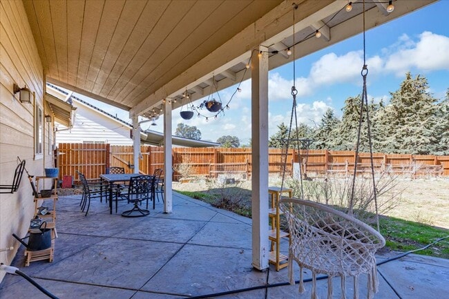 Building Photo - Stallion Springs Home!