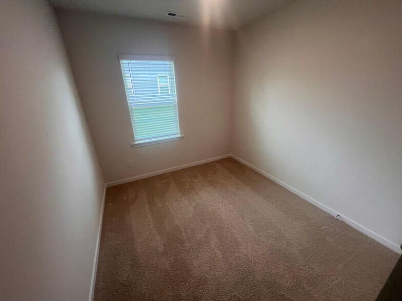 Building Photo - Room in House on Cramer Crk Dr