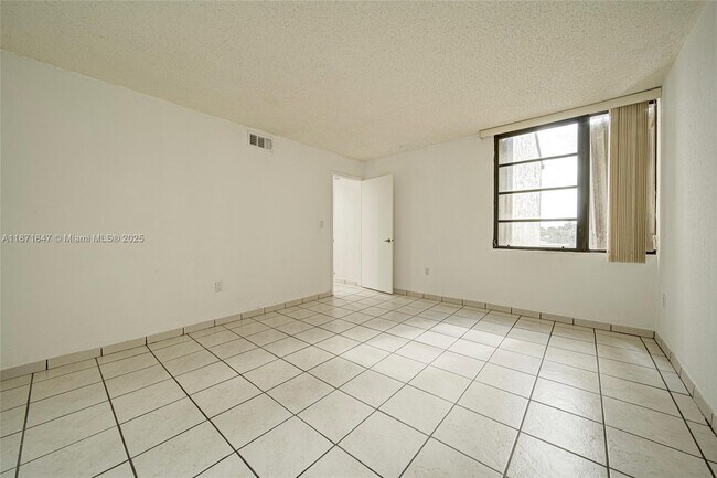 Building Photo - 10400 SW 108th Ave