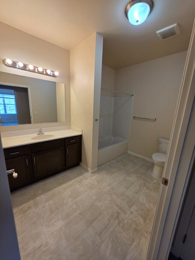 Building Photo - 2 Bedroom | 1 Bathroom 2nd Floor Apartment Available RIGHT NOW!