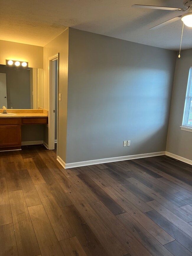 Building Photo - 122 Pebble Ct