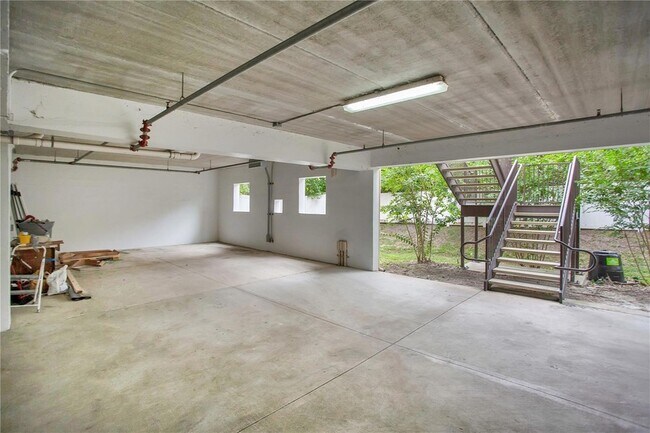 Building Photo - 310 E Vanderbilt St