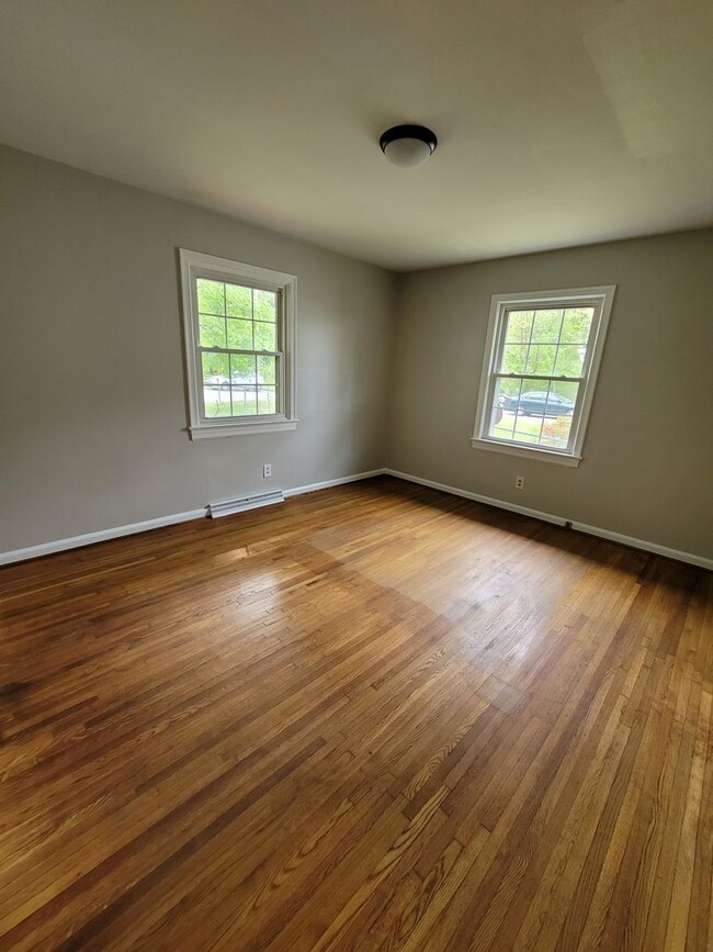 Building Photo - Adorable 3 BR Ranch.  Hardwoods throughout!