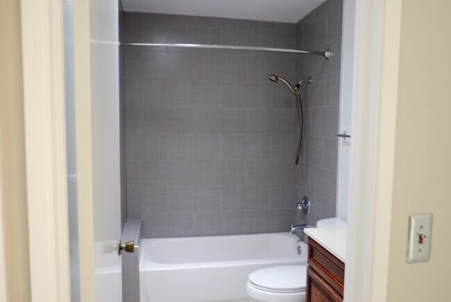 Hallway bath - 20235 Northglen Sq