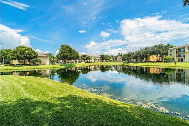 Building Photo - 1700 Crestwood Ct S