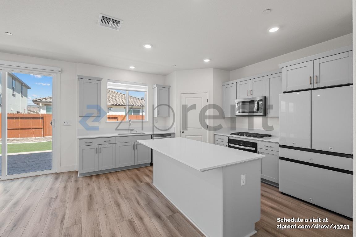 Building Photo - 437 Manhattan Dr