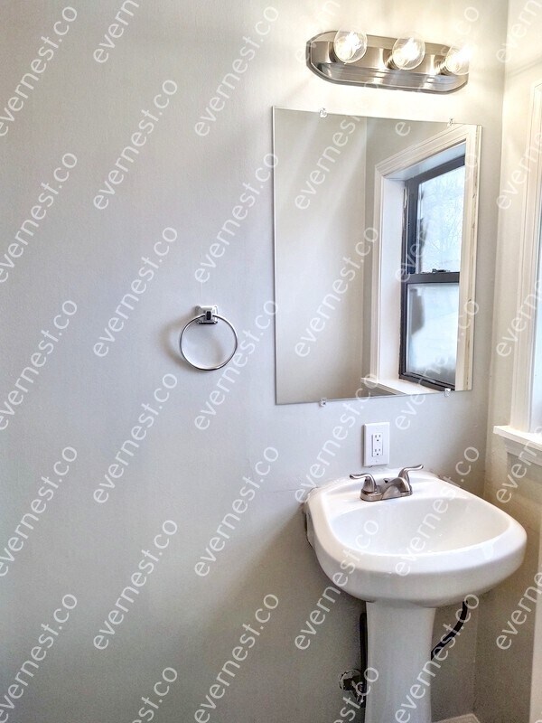 Building Photo - Charming 4-Bedroom Home with Garage / Pet-...