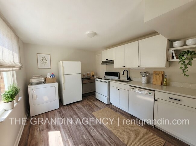Building Photo - 916 Pyrtle Dr