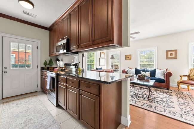 Building Photo - Charming, Step-Less 2 bedroom home with Private Patio Near Lake Lanier