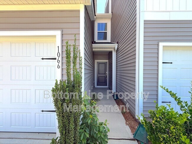 Building Photo - 1066 Plumcrest Dr