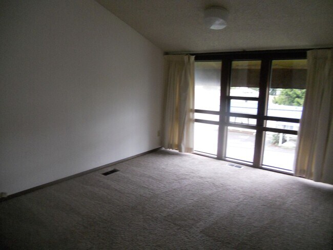 Building Photo - Bright & Stylish 2-Bedroom Townhouse in We...